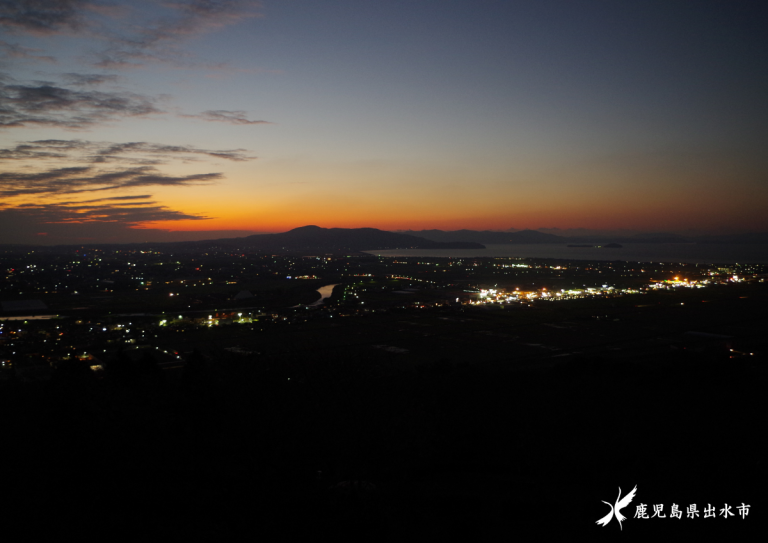 出水平野の夜景とオレンジの空